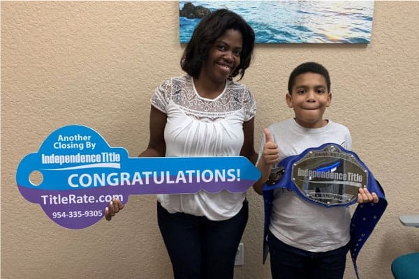 Single-mom-with-son-getting-independence-title